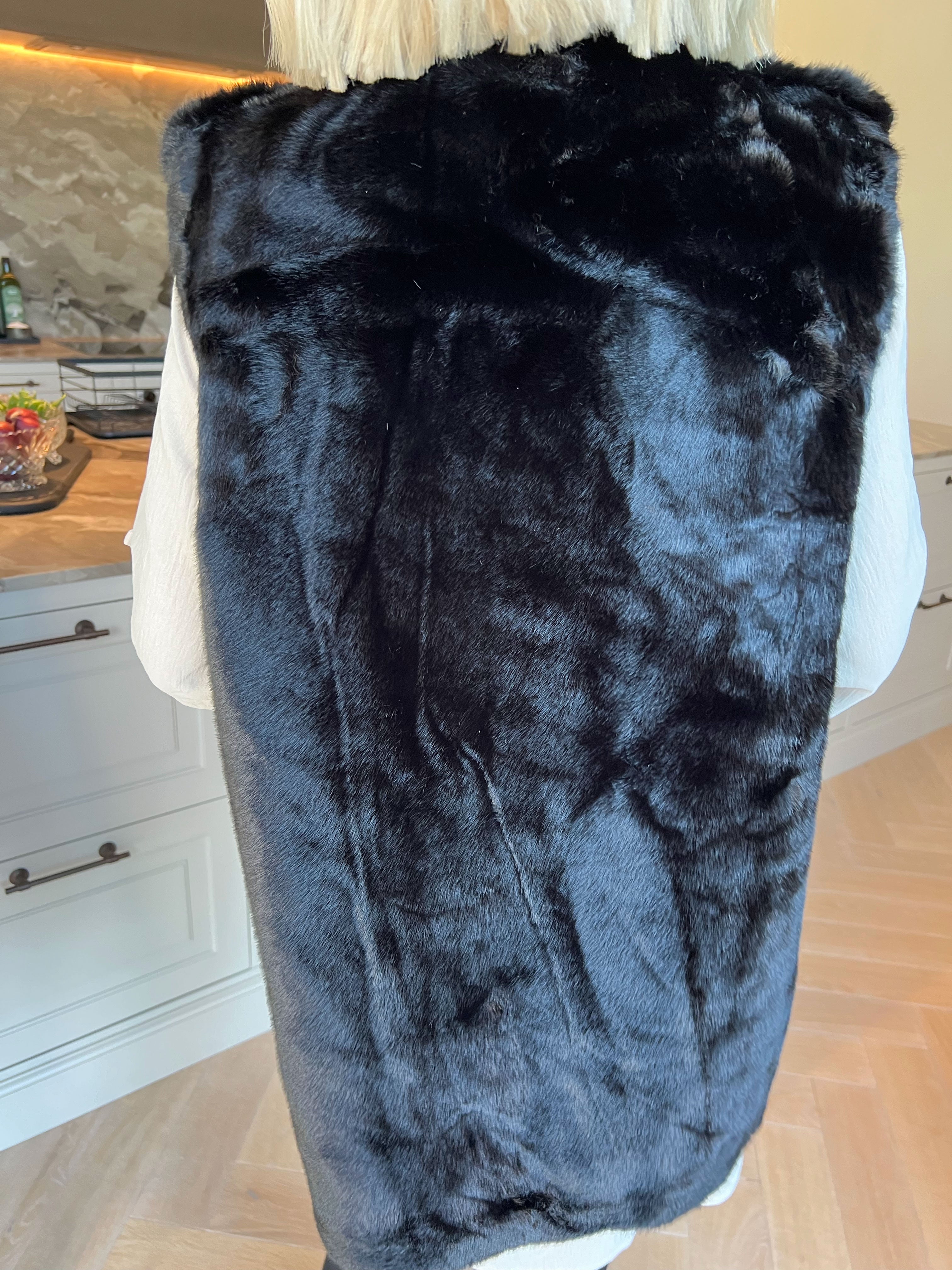 Emilija - Blød faux fur vest med elegante guldknapper